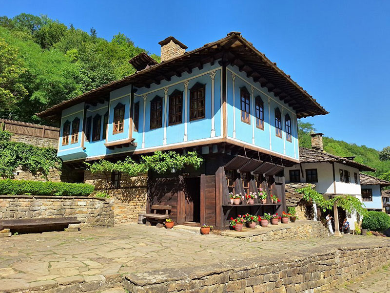 وادي الورود وملوك التراقيين – كازانلاك 